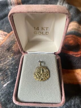 14K Gold 'Sister' Round Script Pendant Charm